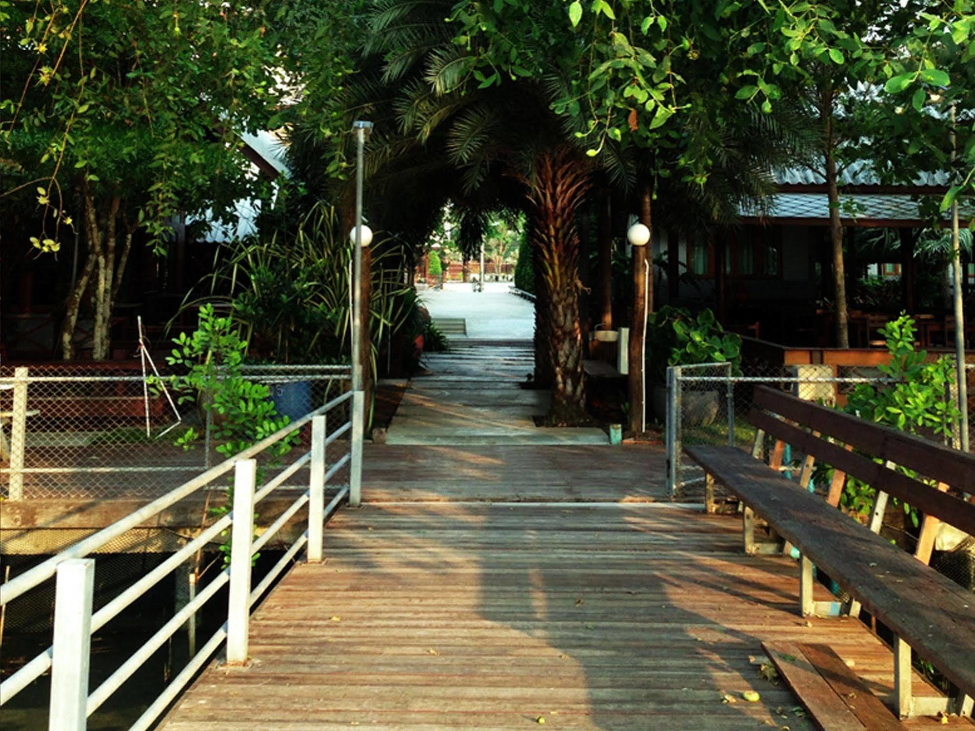 Baan Siriporn Resort - โรงแรมบ้านศิริพร รีสอร์ท Samut Songkhram Екстериор снимка